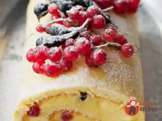 Бісквітний рулет з лимонним кремом та ягодами