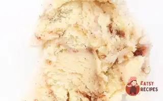 Морозиво Зі Шматочками Булочки Синнабон І Коричневим Соусом.