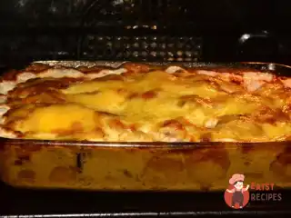 М'ясо по-французьки з картоплею та грибами