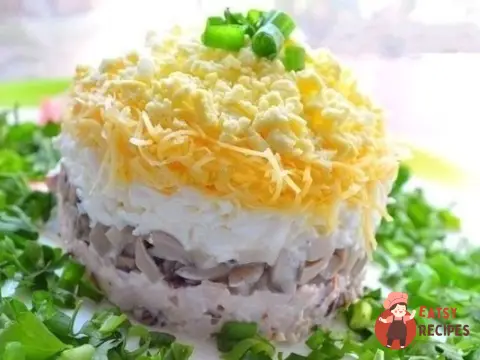 Листковий салат з копченою куркою та грибами
