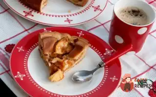 Відкритий Пиріг З Яблуками, Горгонзолою Та Горіхами.