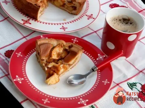 Відкритий пиріг з яблуками, горгонзолою та горіхами.