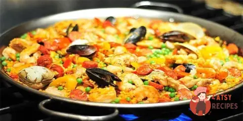 Паелья з куркою, варено-копченою яловичиною та морепродуктами