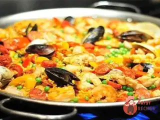 Паелья з куркою, варено-копченою яловичиною та морепродуктами