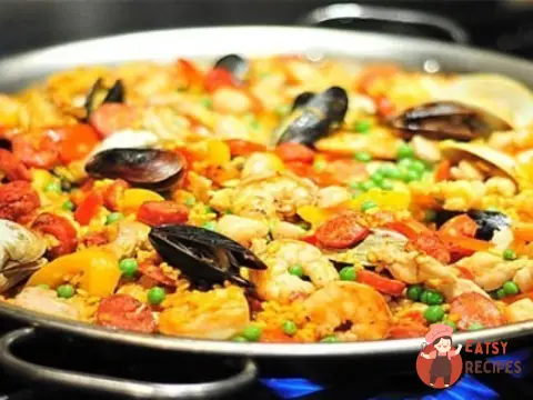 Паелья з куркою, варено-копченою яловичиною та морепродуктами