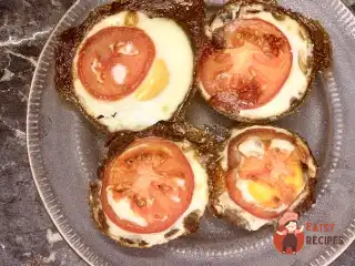 М'ясні кекси з яйцем та помідором