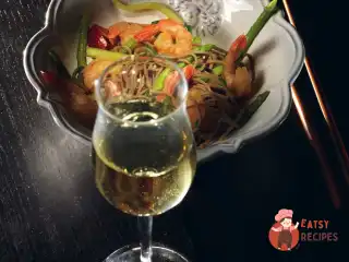 Гречана локшина з креветками та зеленою спаржею