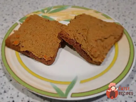 Паштет із курячої печінки з яблуками на сковороді