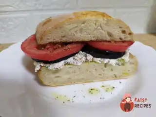 Чіабата з сиром творожним, баклажанами та помідором