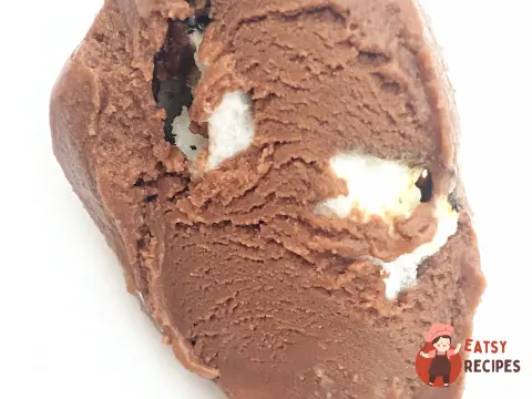 Шоколадне морозиво з опаленими маршмеллоу