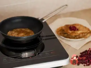 Млинці з горобиновим джемом