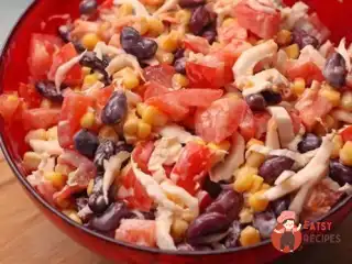 Салат з китайської капусти з помідорами та квасолею