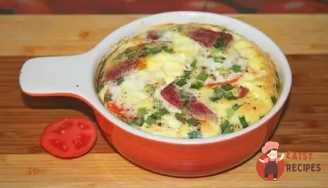 Запечений омлет з копченою ковбасою, помідорами та цибулею