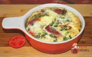 Запечений Омлет З Копченою Ковбасою, Помідорами Та Цибулею