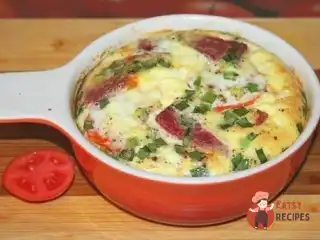 Запечений омлет з копченою ковбасою, помідорами та цибулею