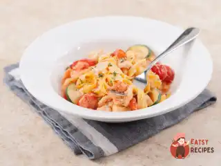 Тальятелле з креветками та цукіні у вершково-томатному соусі