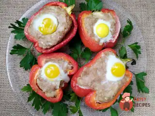 Запечені перці з фаршуючою індичкою та перепелиною яйцем