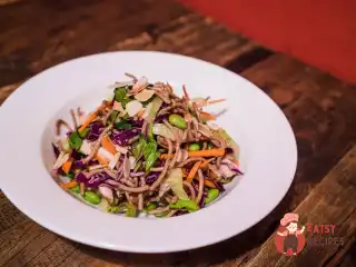 Салат з куркою та хрумкою локшиною