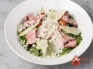 Салат з ростбіфом та соусом з тунця.