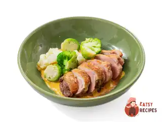 Качка з трьома видами капусти та соусом каррі.