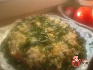 Весняний листковий салат з куркою та печерицями