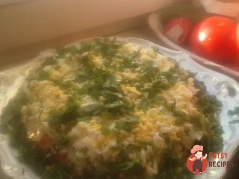 Весняний листковий салат з куркою та печерицями