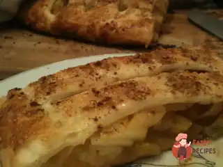 Яблучний штрудель з мигдалем