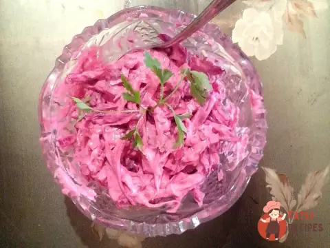 Капуста зі сметаною, кропом, зеленою цибулею та буряком