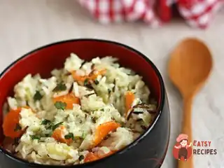 Теплий салат з дикого рису, кураги та фісташок