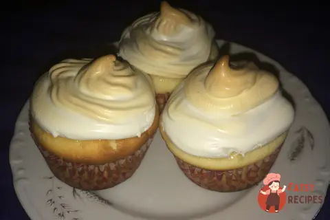 Капкейки з лимонним курдом та меренгою
