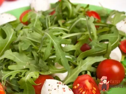 Салат з моцарелою та рукколою