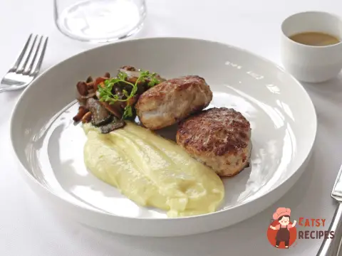 Курячі котлети з соусом із ряженки