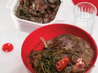 Варена яловичина з гострим лимонно-чесничним бульйоном