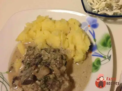 Курячі стегна у вершковому соусі з лісовими грибами