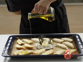 Крок 9: Запечений камамбер із сухариками