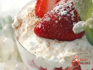 Порційні листкові трифли зі свіжою малиною та полуницею