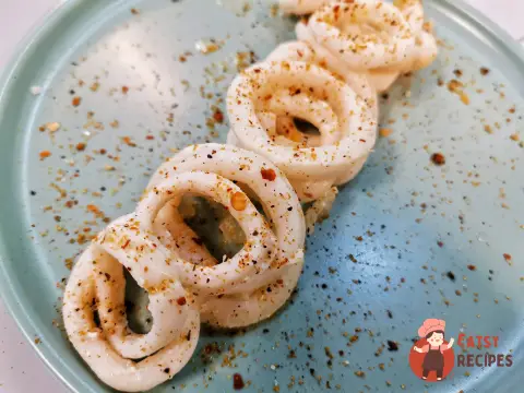 Кільця кальмара в сметанно-цибульному соусі