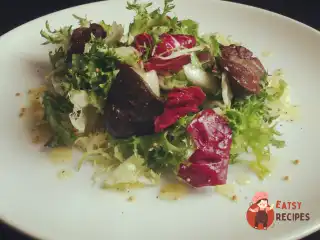 Салат з карамелізованою курячою печінкою