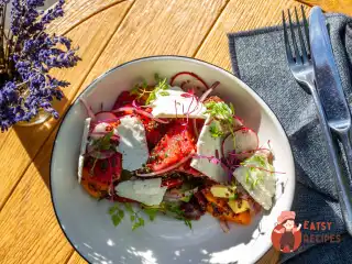 Салат з кавуном, помідорами та овечим сиром
