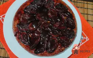 Пісний пиріг з сливами