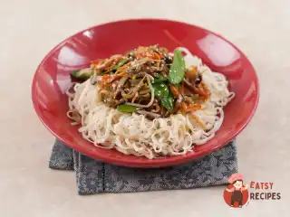 Овочі стир-фрай на яєчній локшині