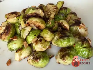 Смажена брюссельська капуста з часником