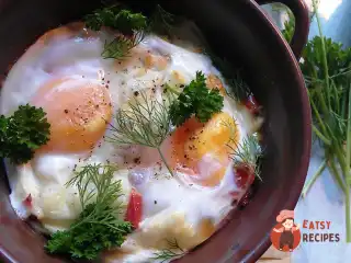 Яйця-кокот з беконом
