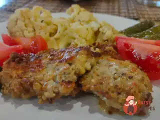 Курячі котлети з сиром, спеціями та гарніром із цвітної капусти.