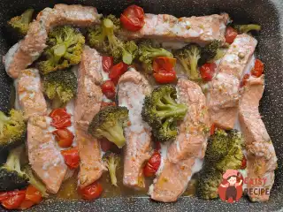 Червона риба з броколі та помідорами чері