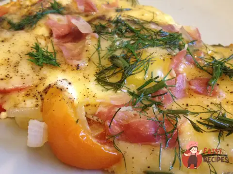 Яєчня з беконом, помідорами та сиром