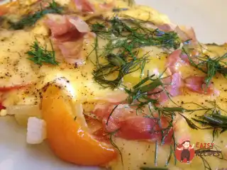 Яєчня з беконом, помідорами та сиром