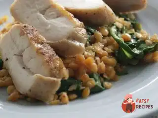 Курка на грилі з прянощами, сочевицею та шпинатом.