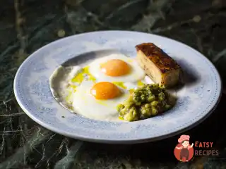 Яєчня з картопляним гратеном та авокадо