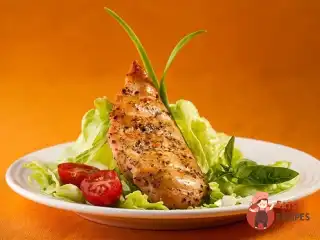 Салат з курячим філе та білими грибами